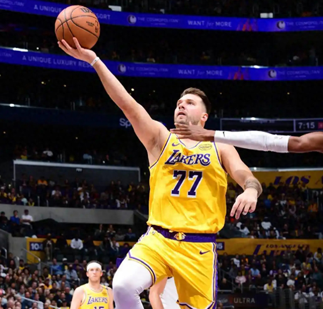 防守不够进攻来凑！他缺点明显也依然是湖人的基石巨星|东契奇|菲尼克斯太阳队|洛杉矶湖人队|奥兰多魔术队|卢卡-东契奇_新浪体育_新浪新闻