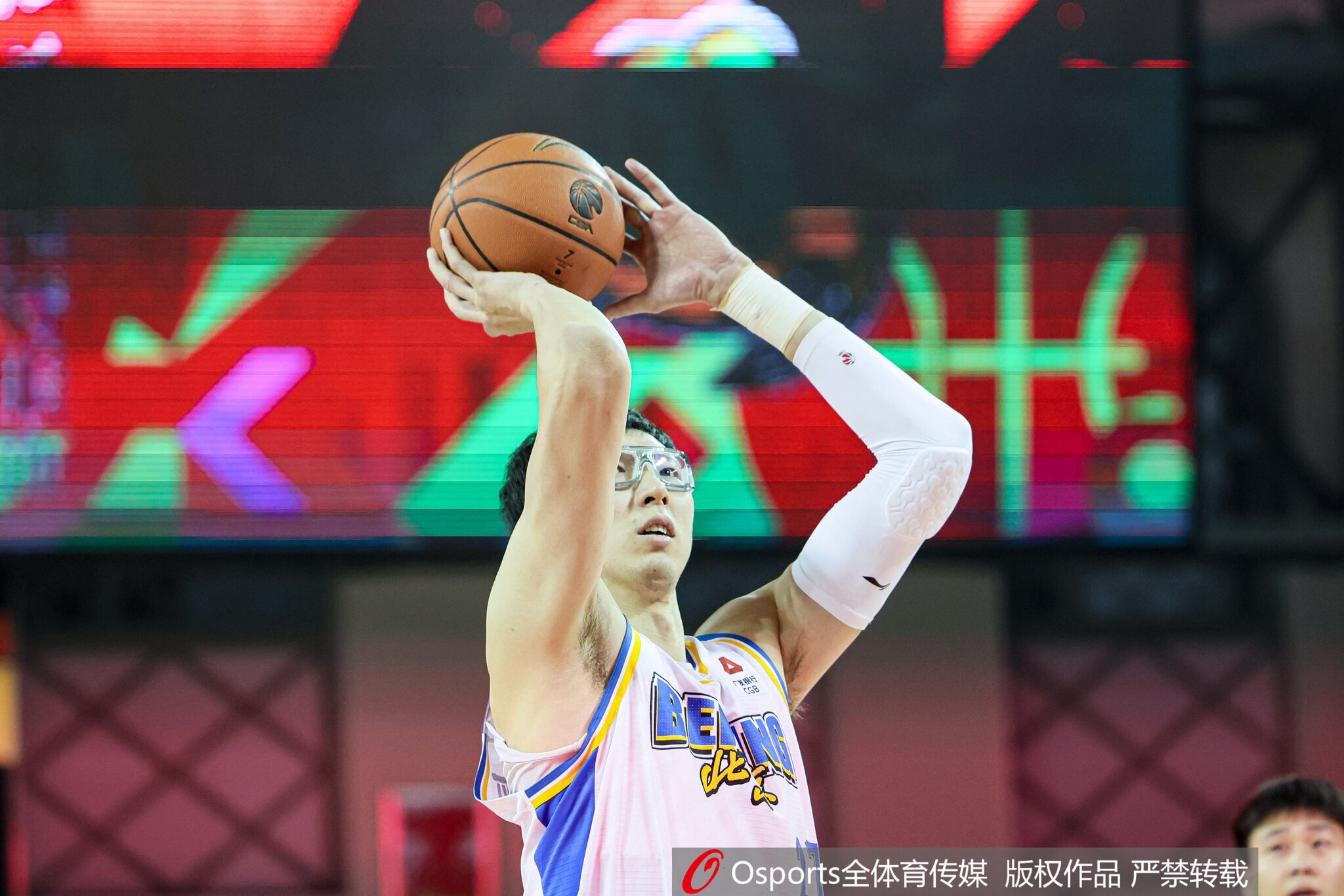 开云体育下载-罚球是老毛病！周琦半场不到12分钟拿6分4板2助1帽 罚球仅8中4